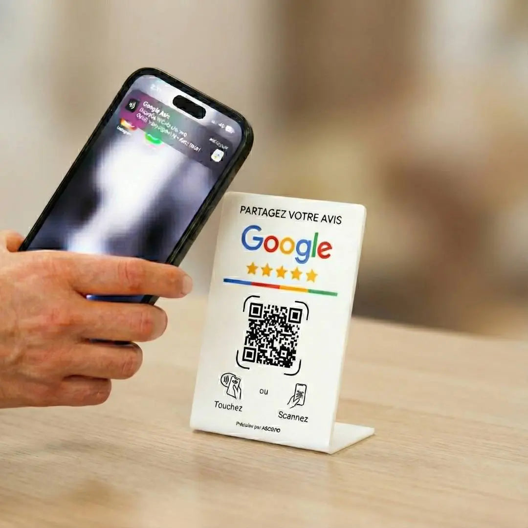 Client utilisant son smartphone pour scanner le chevalet NFC Booster Avis Google en moins de 2 secondes.